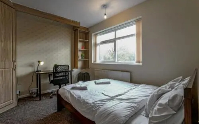 Spacious, quiet dwelling for up to 6, Manchester