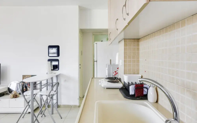 Central Apartment by Rothschild & Market