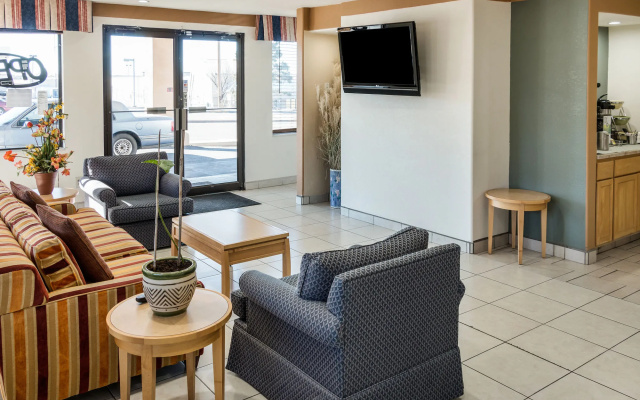 Desert Sands Inn & Suites