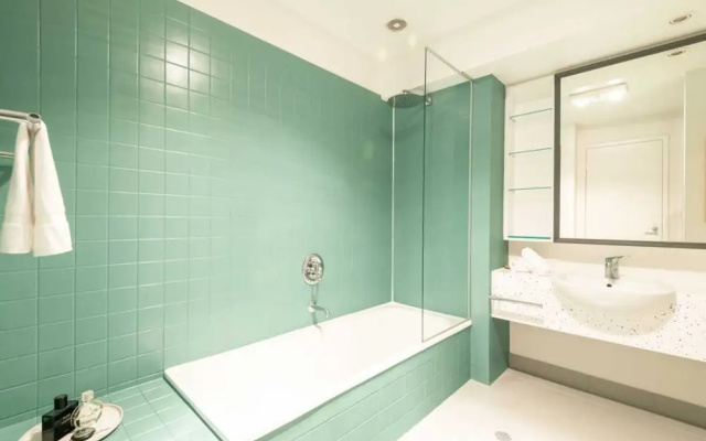Beautiful 1 Bedroom Apartment Next to Southern Cross Station
