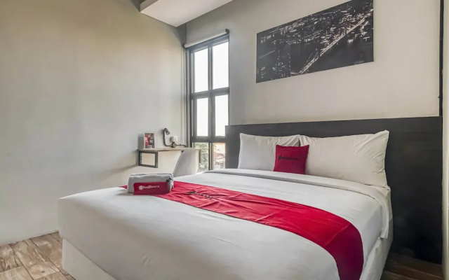RedDoorz Plus near Gandaria City Mall 2