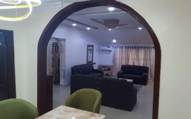 House - Sleeps 6 & Free Parking