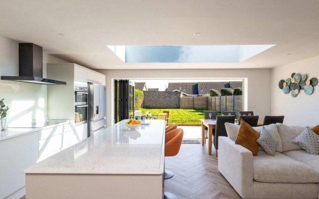 Stylish Coastal 3BD Bungalow With Garden