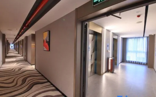 Yibin moon Peninsula Light Hotel(University City & Exhibition Center)