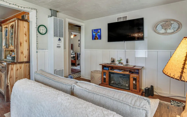 Family-friendly Cabin: Walk to Lake Access!