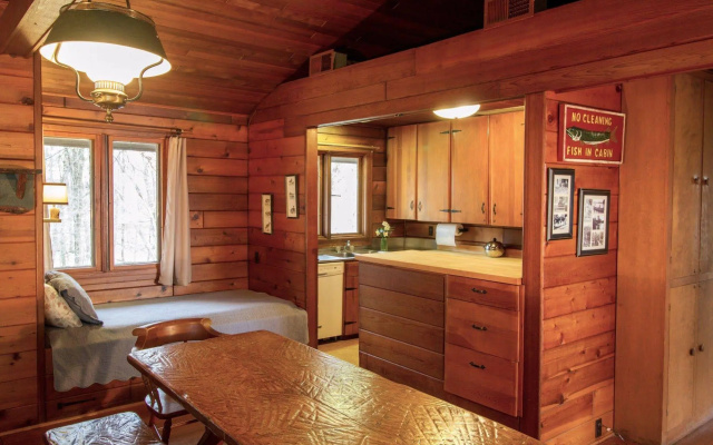 Four Mounds Inn