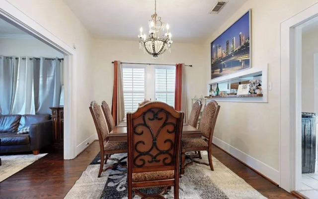 2-story Galveston Getaway w/ Balcony & Patio