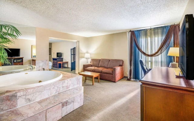 Riverside Hotel & Conference Center