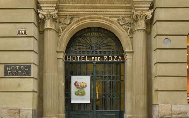 Hotel Pod Roza вид на фасад