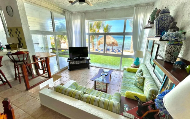 Bttm floor beachfront condo in Half Moon Bay Akumal