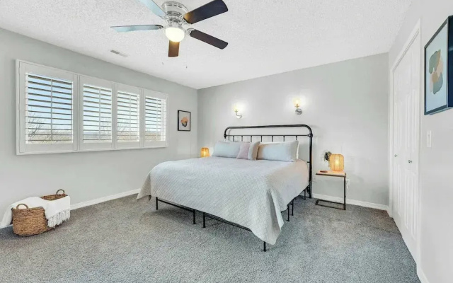Bright Stylish Condo w/ Balcony