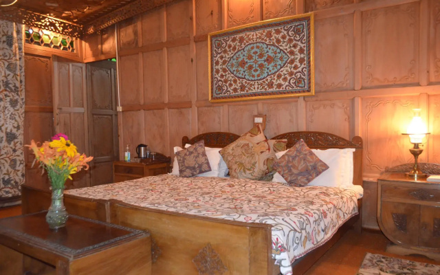 New Alexandra Houseboats