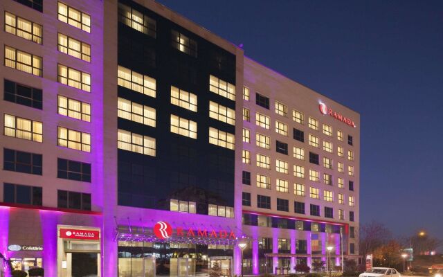 Hotel Ramada Pitesti вид на фасад