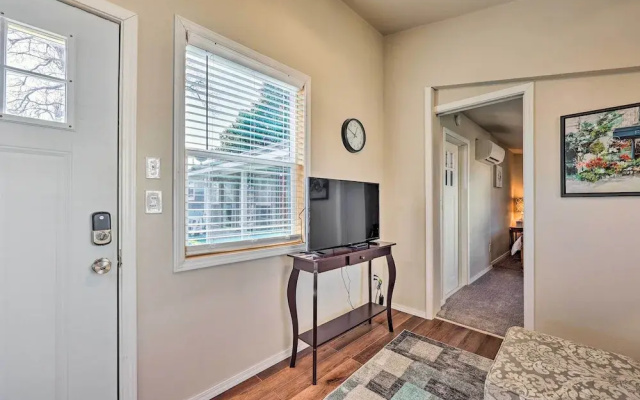 1 Mi to Dtwn Rogers: Convenient Getaway w/ Patio