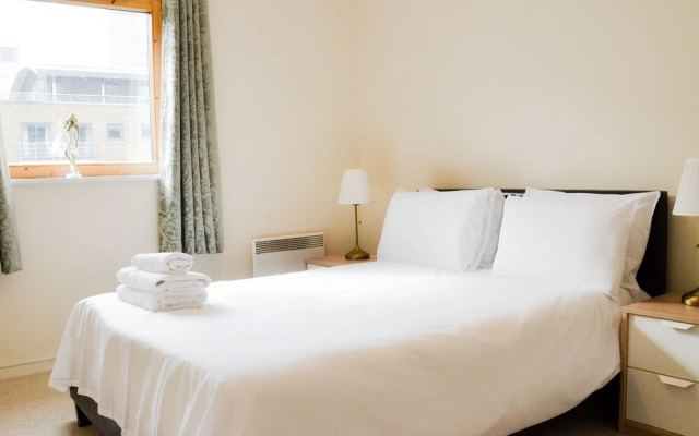 OYO Home Docklands 2 Bedroom Apartment