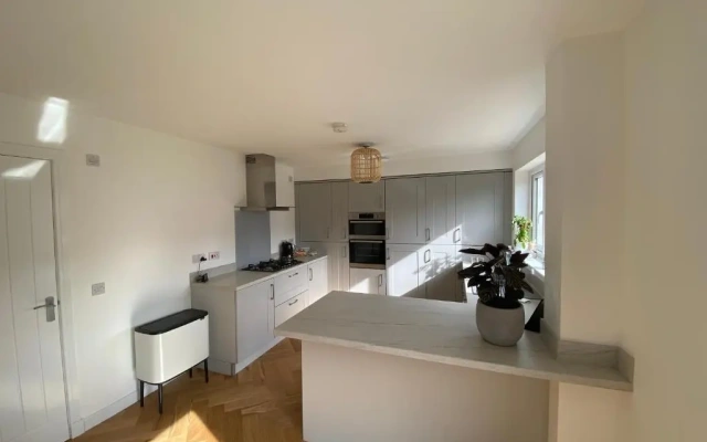 Luxury 4 bed detached 3 beds