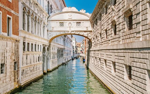Отель Venice on the Water