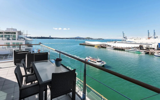 QV Spacious Waterfront Apartment - 748