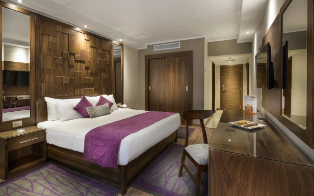 Отель Pyramisa Suites Cairo