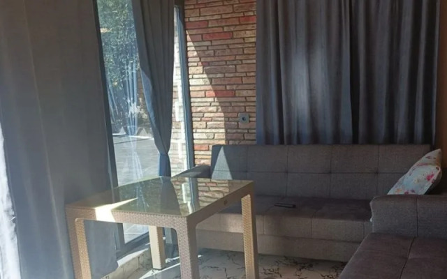 Karaoz Ay Su Apart