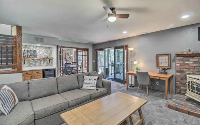 Screened Porch, Fenced Yard: Lakeside Retreat!