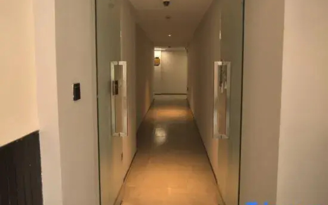 Sushi Boutique Hotel (Huaihai Middle Road Metro Station)