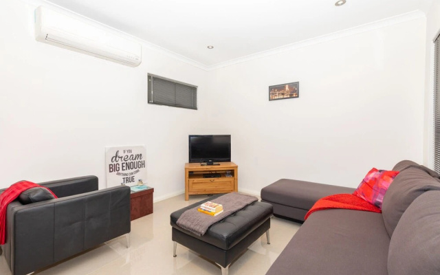 Conveniently Located Luxury Home - 10 Mins from CBD