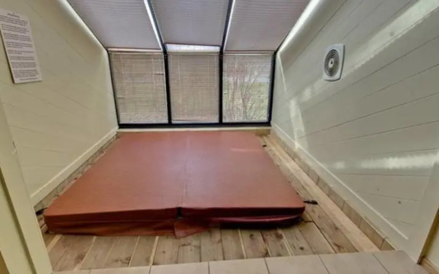 RedAwning Queen Esthers Escape