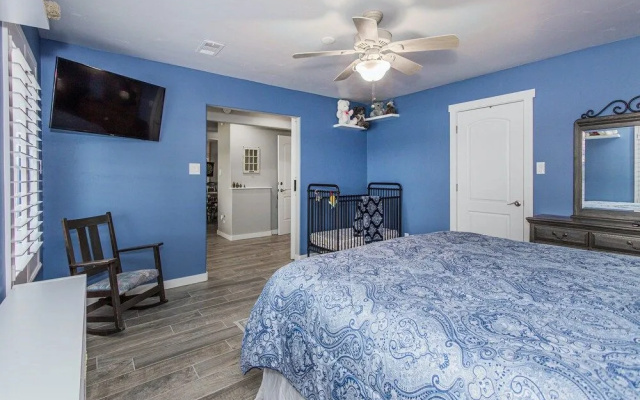 Waterfront 5 BR w/ Hot Tub Sleeps 13!