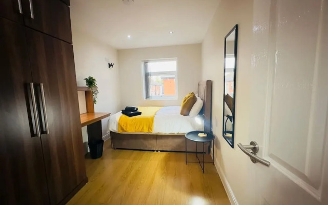 Spacious 6-bedroom Terraced House Sleeps 8 Near City Centre