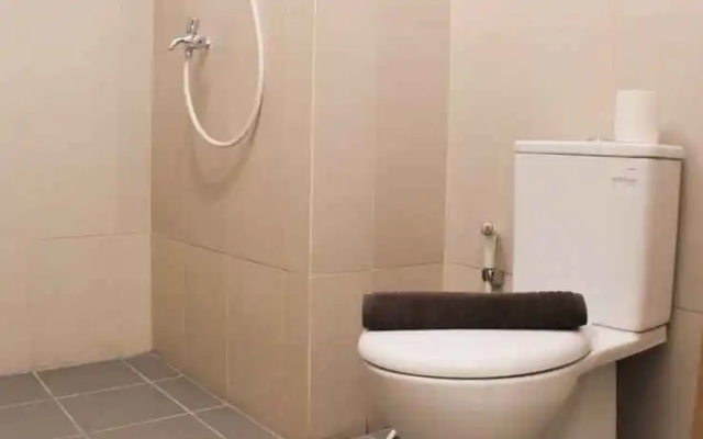 Cozy Studio Apartment at LRT City Jatibening By Travelio