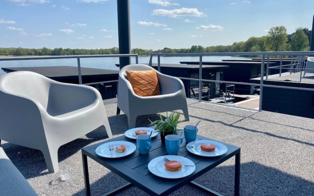 Houseboat at Mookerplas