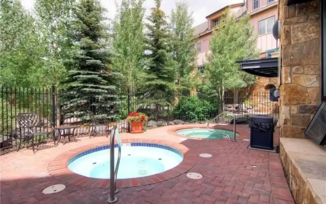 Spacious 4 Bedroom Vacation Rental in Convenient Location with Scenic Views, Pool, Hot Tub