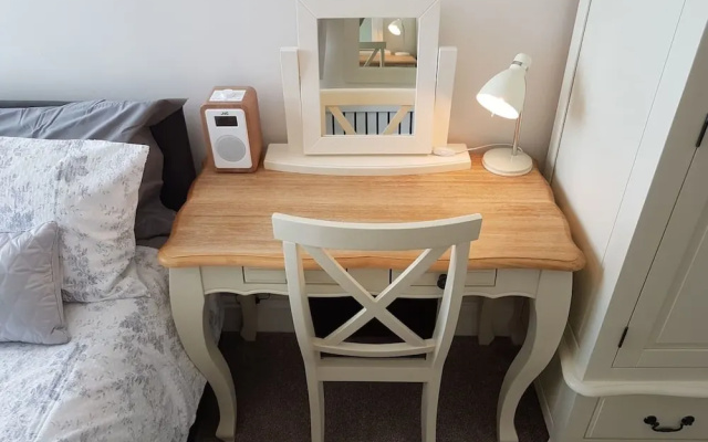 2 Bed Apt - Sea Views, Seafront Location & Parking