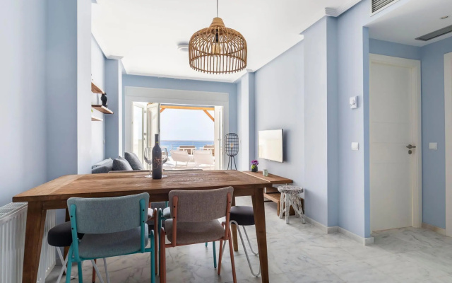 Apartment with spacious roof terrace and sea view