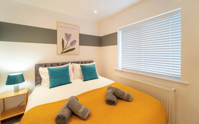 4 Bed House - Cheltenham & Gloucester - Sleeps 8