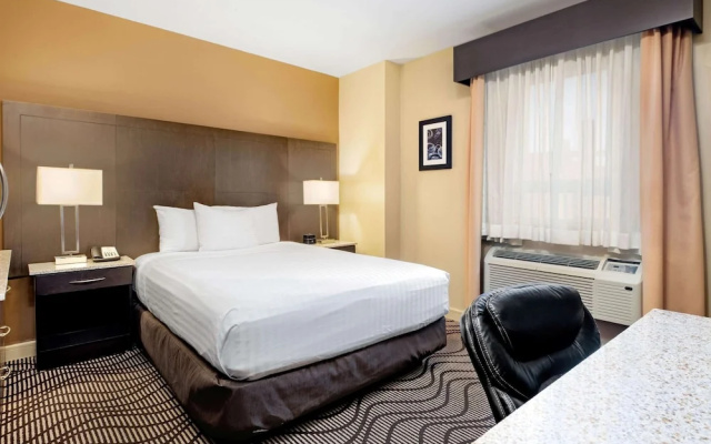 La Quinta Inn & Suites by Wyndham Oshawa