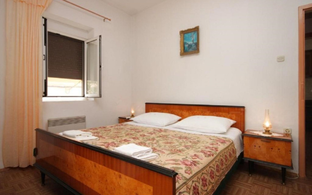 Apartment Zvone - at the water front: B2 Veli Rat, Island Dugi otok