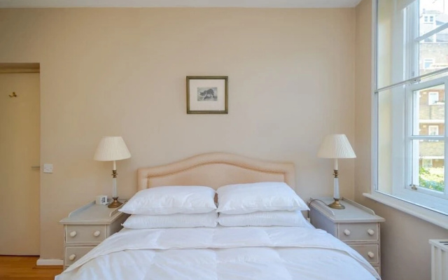 Lovely 2BR Home in Battersea W/parking, 3 Guests!