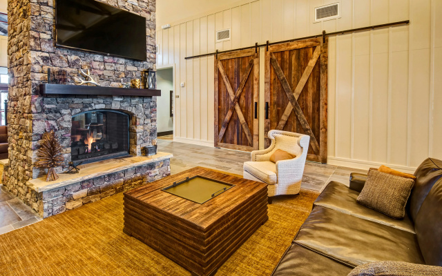 Black Fox Lodge Pigeon Forge, Tapestry Collection by Hilton