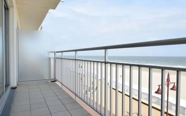 Spacious Seafront Retreat