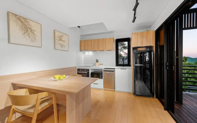 New Farm Apartment With Balcony & City Views