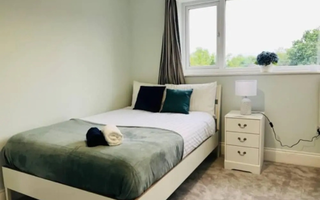 4 Bed House - Sleeps 9 - Garden - Parking - Wifi