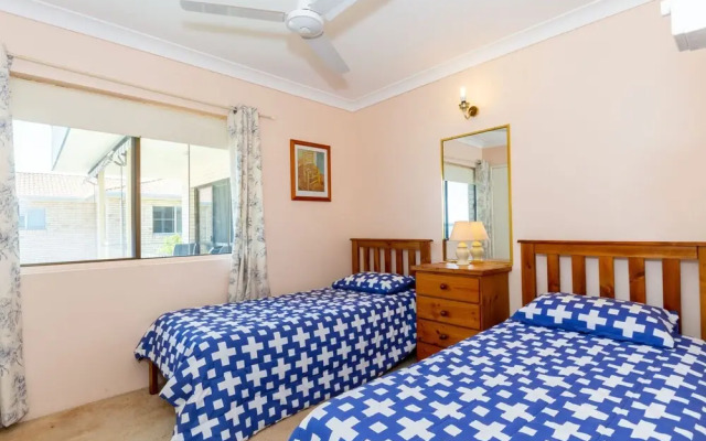 Water Views - Top Floor -Clearview Apartments South Esp, Bongaree