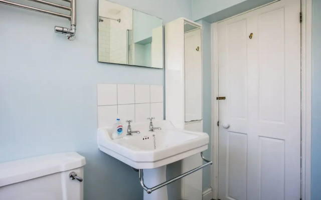 Spacious 4 Bedroom Home In Finsbury Park