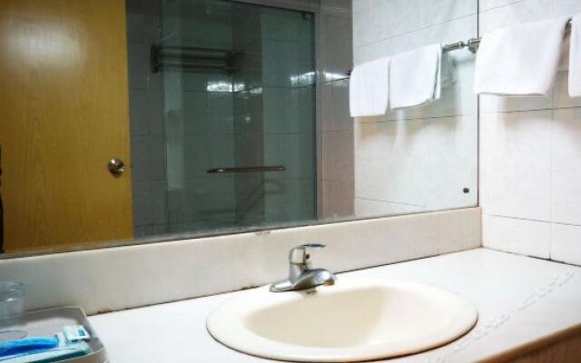Konggang Hotel ванная