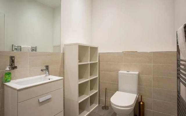 Modern Luxury Apartment, Sleeps 6, Best Location
