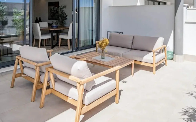 Lme4.bb - Apotel Las Mesas by Roomservices