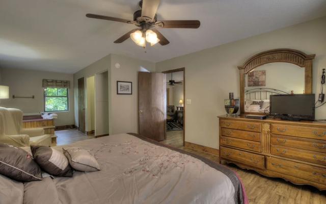 Bears Delight 320 - Three Bedroom Cabin
