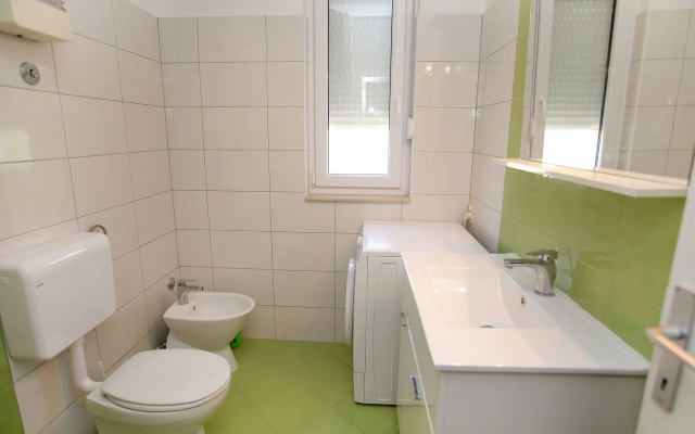 Apartment Laura - 20m from the sea A4 Trogir, Riviera Trogir